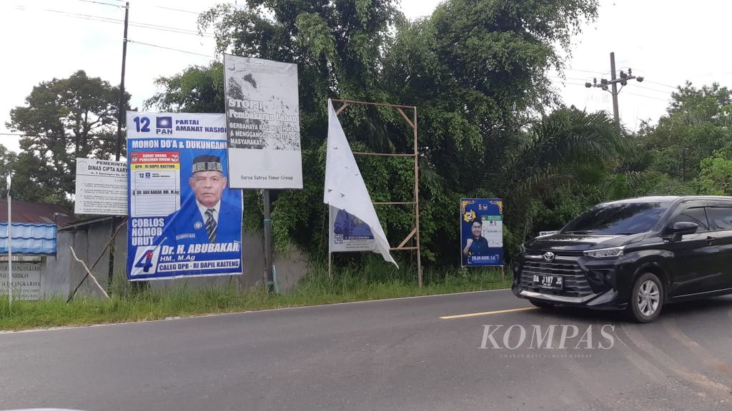 Baliho dan spanduk calon anggota legislatif di Jalan Mahir Mahar, Kota Palangkaraya, Kalimantan Tengah, pada Kamis (1/2/2024). 