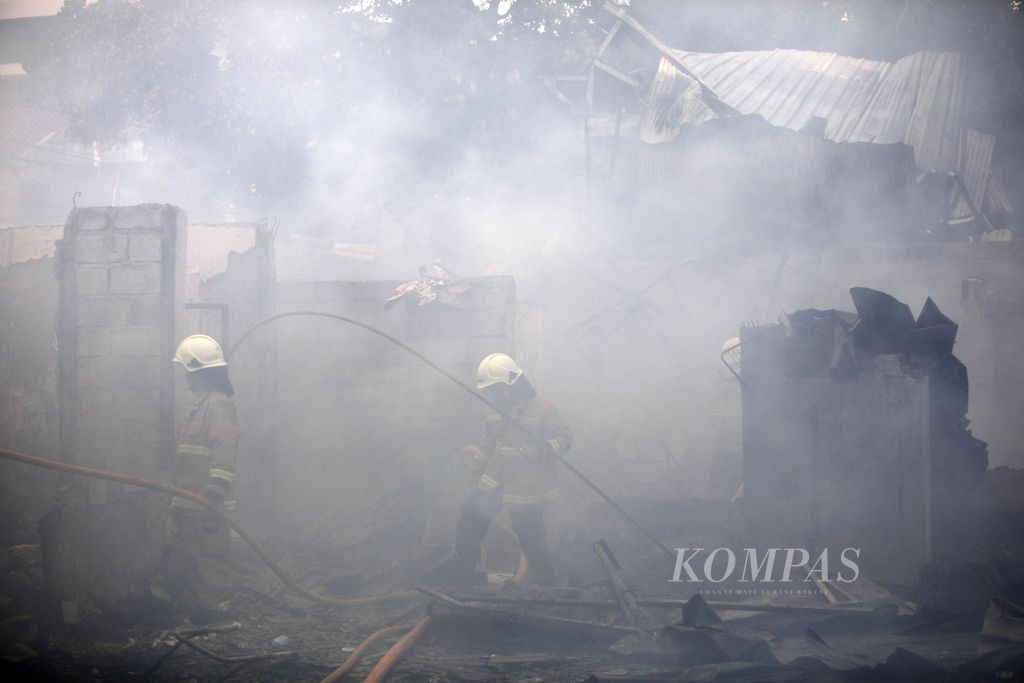 Petugas pemadam kebakaran memadamkan api yang membakar bangunan permanen dan semipermanen di kawasan padat hunian Jalan Simprug Golf, Kebayoran Lama, Jakarta Selatan, Minggu (21/8/2022). Sebanyak 120 keluarga terdampak musibah ini. Belum diketahui pasti penyebab kebakaran. 