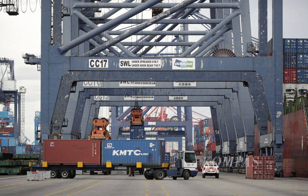 Aktivitas ekspor impor di Jakarta International Container Terminal (JICT), Jakarta Utara, Rabu (16/6/2021). Perang Rusia-Ukraina yang berkepanjangan semakin mendisrupsi rantai pasok dunia dan mengganggu kinerja sejumlah sektor industri. 