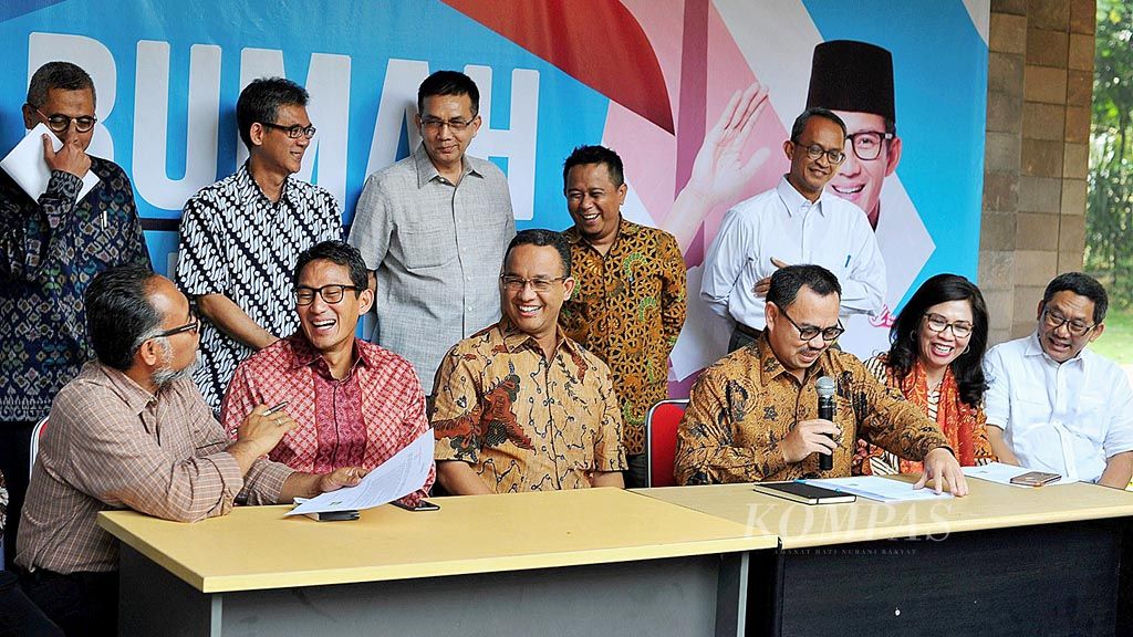 Gubernur dan wakil gubernur DKI Jakarta terpilih  Anies Baswedan-Sandiaga Uno mengenalkan dan menyampaikan rencana kerja tim sinkronisasi yang diketuai Sudirman Said (ketiga dari kanan) di Rumah Partisipasi, Menteng, Jakarta Pusat, Senin (15/5).
