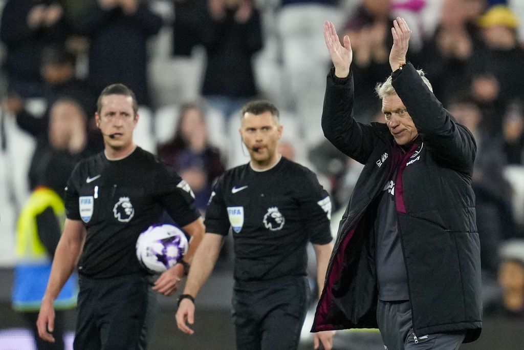 Manajer West Ham United David Moyes bertepuk tangan setelah pertandingan Liga Inggris antara West Ham United dan Tottenham Hotspur di Stadion London, Selasa (2/4/2024).