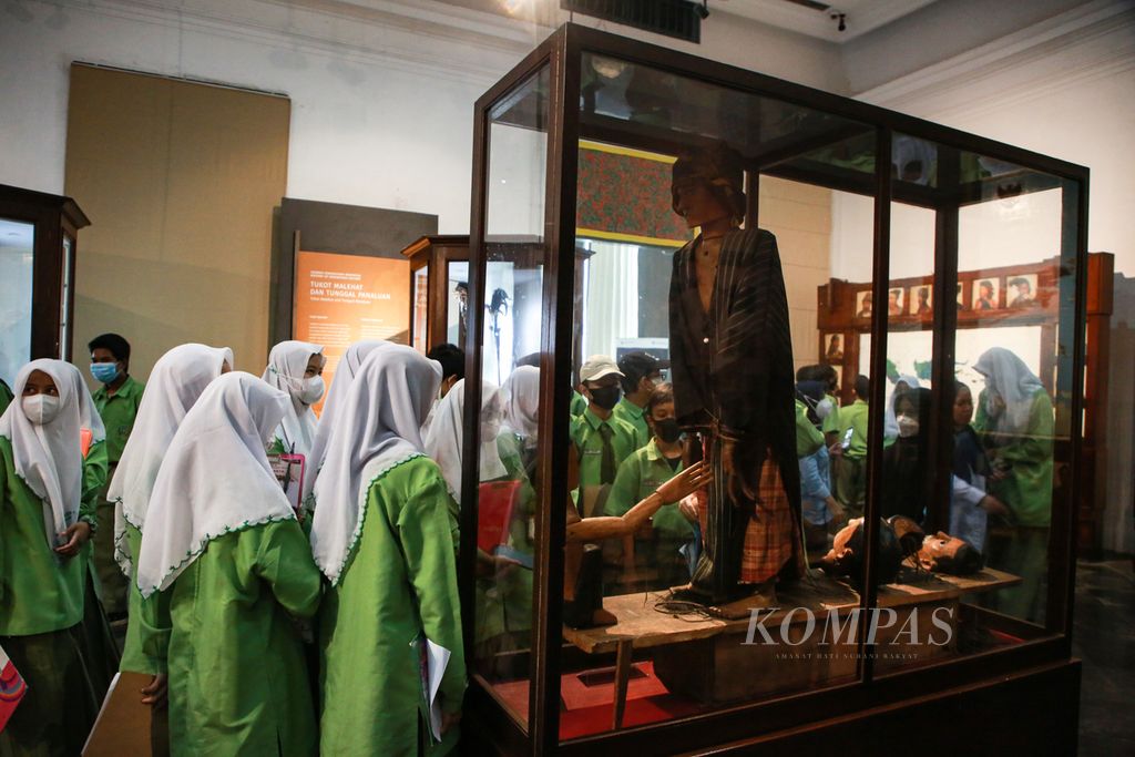 Siswa MTS Negeri 4 Jakarta menyaksikan koleksi Museum Nasional, Jakarta Pusat, dalam kegiatan kunjungan budaya, Rabu (28/9/2022). 