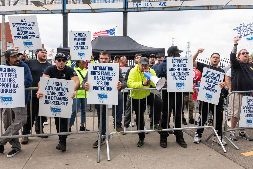 Unjuk rasa pekerja di Pelabuhan Red Hook, New York, Amerika Serikat pada Rabu (2/10/2024) 