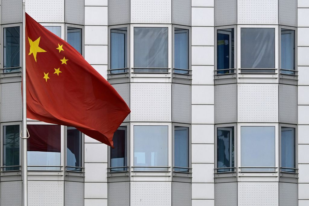 Bendera China berkibar di depan Gedung Kedutaan Besar China di Berlin, Jerman, Senin (22/4/2024). 