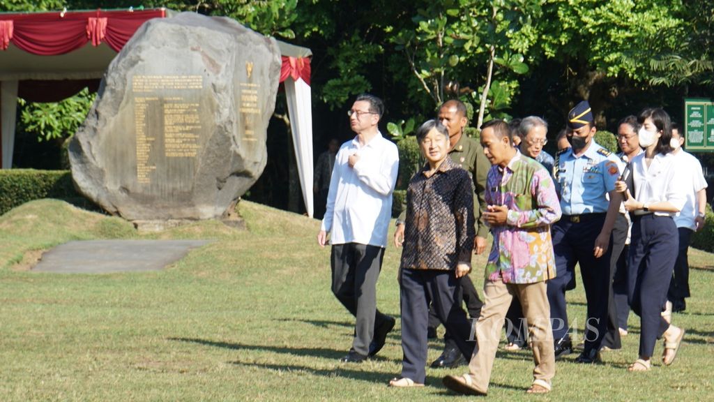 Kaisar Jepang Naruhito menyimak penjelasan dari pemandu sewaktu berkunjung di Candi Borobudur, Kabupaten Magelang, Jawa Tengah, Kamis (22/6/2023). 