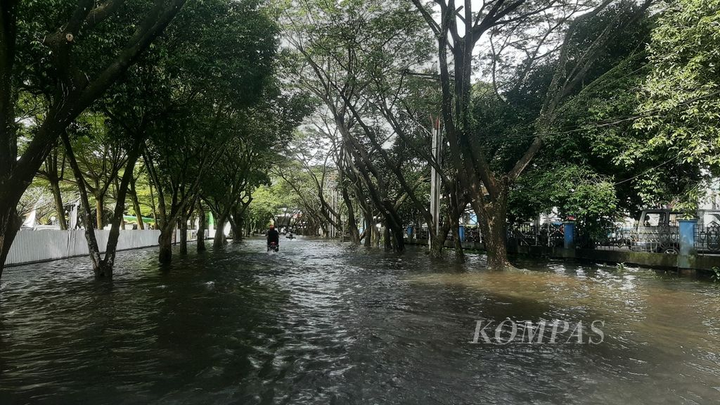 Flooding on one of the roads in Pontianak City, West Kalimantan, Thursday (28/3/2024).