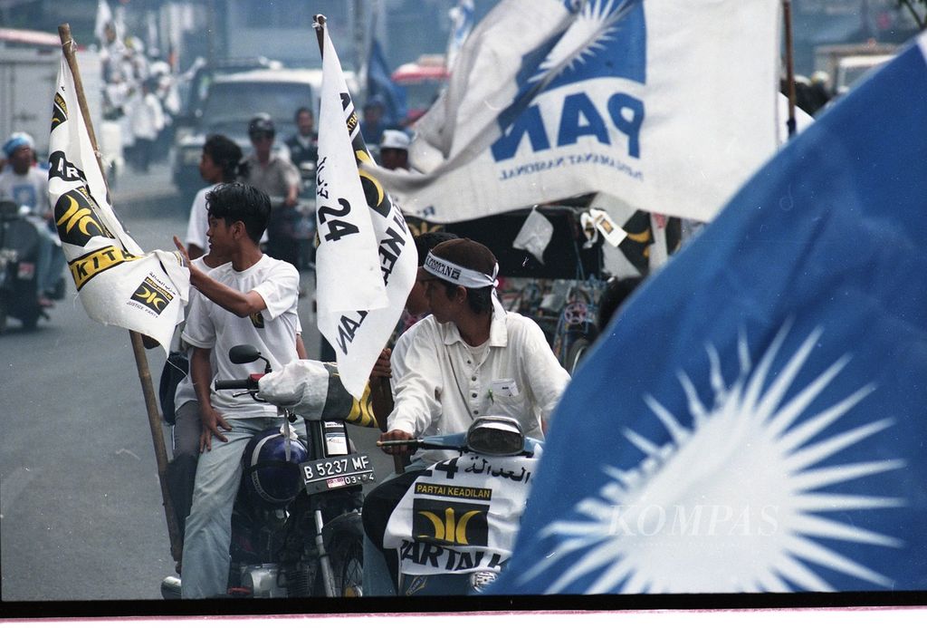 Pada hari keempat pelaksanaan kampanye pemilu, para simpatisan Partai Amanat Nasional (PAN) membuat biru Kota Jakarta seperti yang terlihat di Jalan Sudirman, Sabtu (22/5/1999).