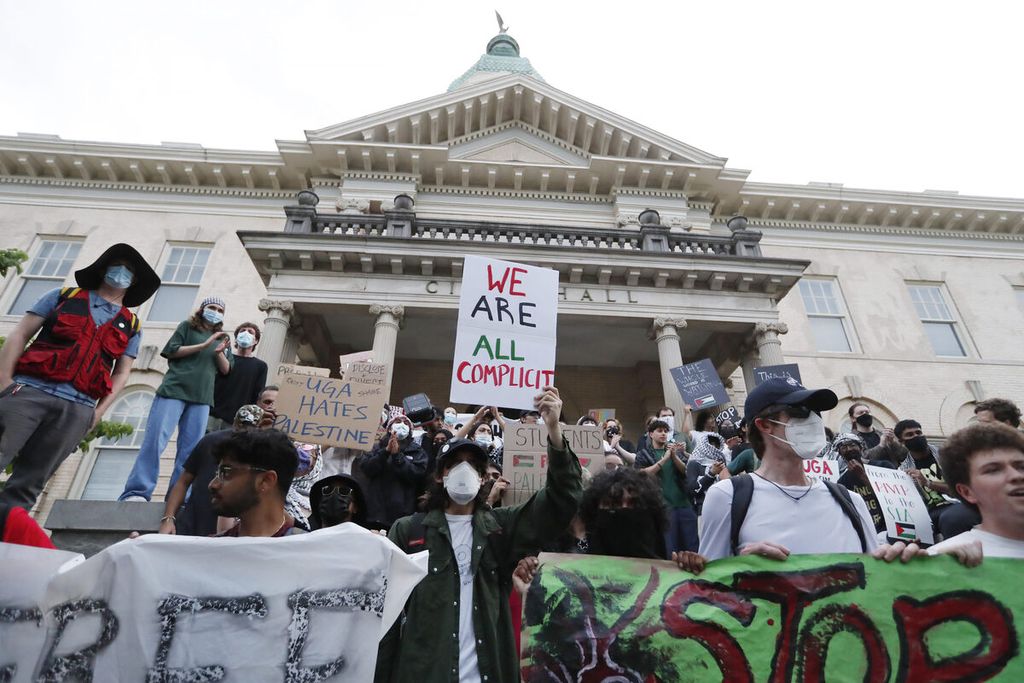 Pengunjuk rasa pro-Palestina dari Universitas Georgia berkumpul di luar Balai Kota setelah berbaris melalui pusat kota di Athena, Georgia, AS, pada 3 Mei 2024. 