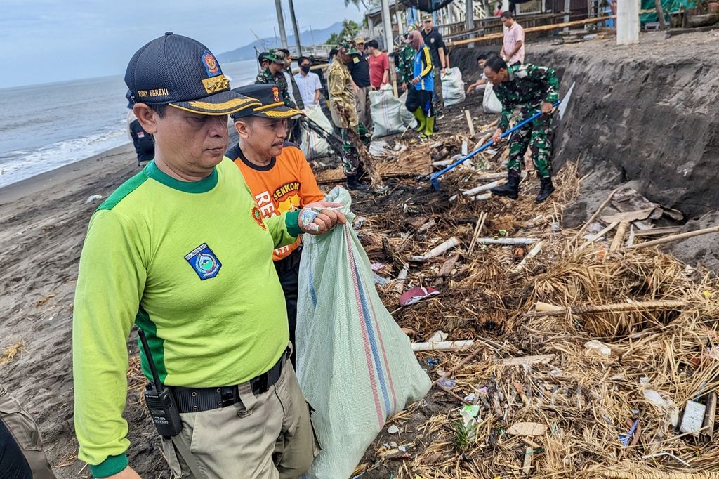Sejumlah pihak bergotong royong membersihkan kawasan Pantai Mapak Indah, Kota Mataram, Nusa Tenggara Barat, Rabu (28/12/2022).