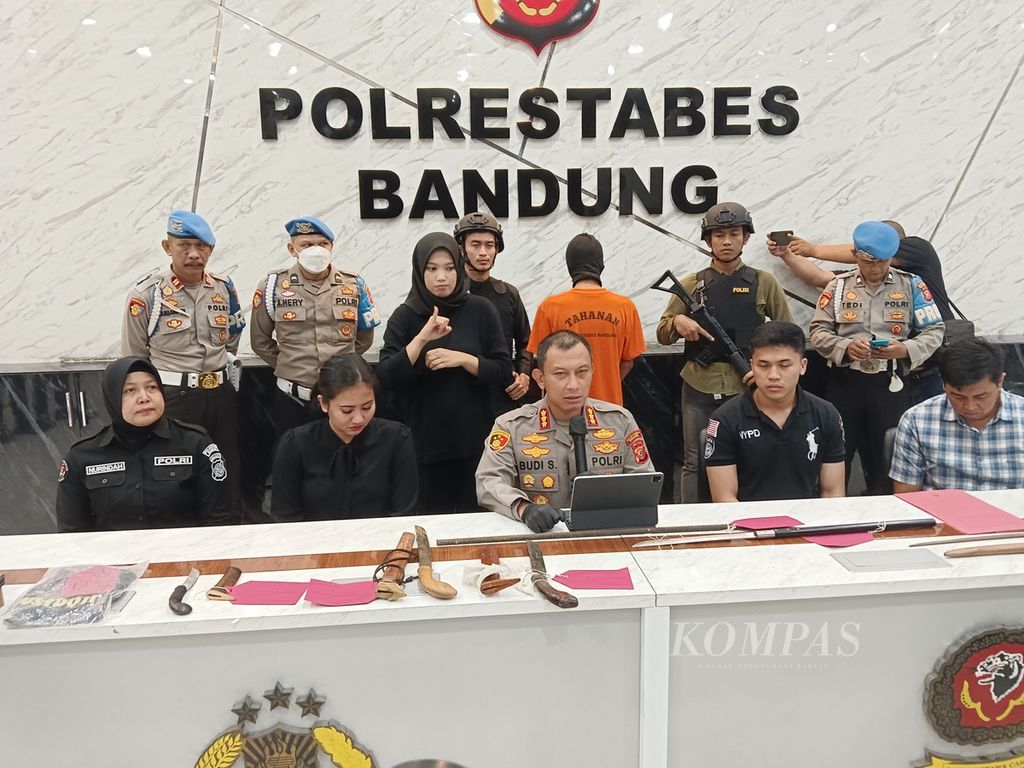 Kapolrestabes Bandung Komisaris Besar Budi Sartono mengungkapkan hasil penyelidikan kasus bentrokan dua ormas di Markas Polrestabes Bandung, Jawa Barat, Sabtu (20/4/2024). Satu korban tewas dalam peristiwa bentrokan di Jalan Dayang Sumbi, Kota Bandung, Kamis (18/4/2024).
