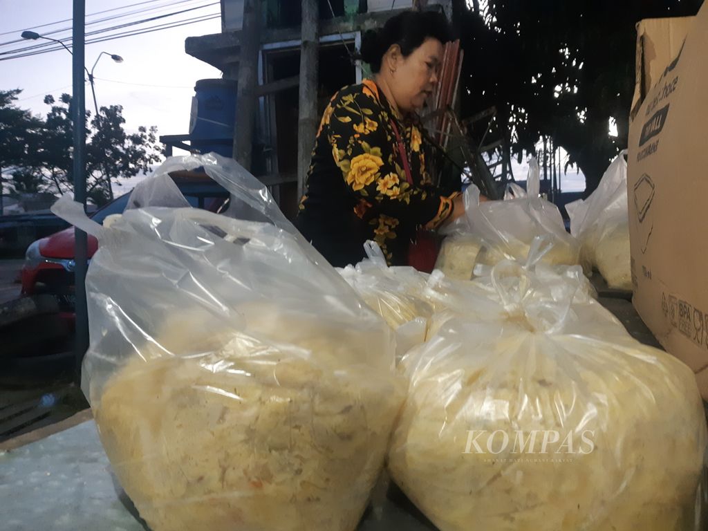 Durian yang difermentasi (tempoyak) di Pasar Buah Jakabaring, Rabu (4 /5/2022). Bahan ini digunakan untuk pembuatan masakan khas Sumatera Selatan, yakni tempoyak patin dan brengkes tempoyak.