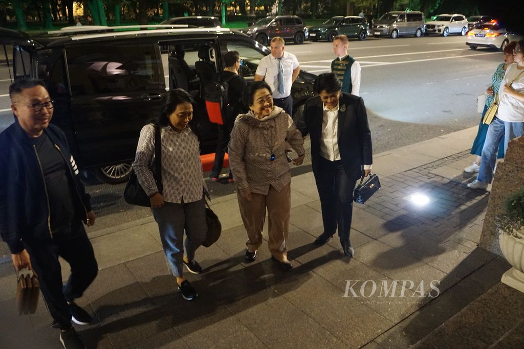 Presiden kelima RI, Megawati Soekarnoputri, saat tiba di hotel tempat mereka menginap di Saint Petersburg, Rusia, Sabtu (14/9/2024) malam.