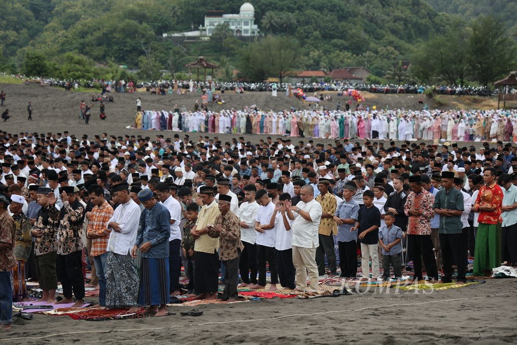 Umat Islam menunaikan shalat Idul Fitri 1445 Hijriah di Gumuk Pasir Parangkusumo, Kecamatan Kretek, Bantul, DI Yogyakarta, Rabu (10/4/2024). Ibadah yang menjadi puncak perayaan Idul Fitri itu berlangsung khidmat.