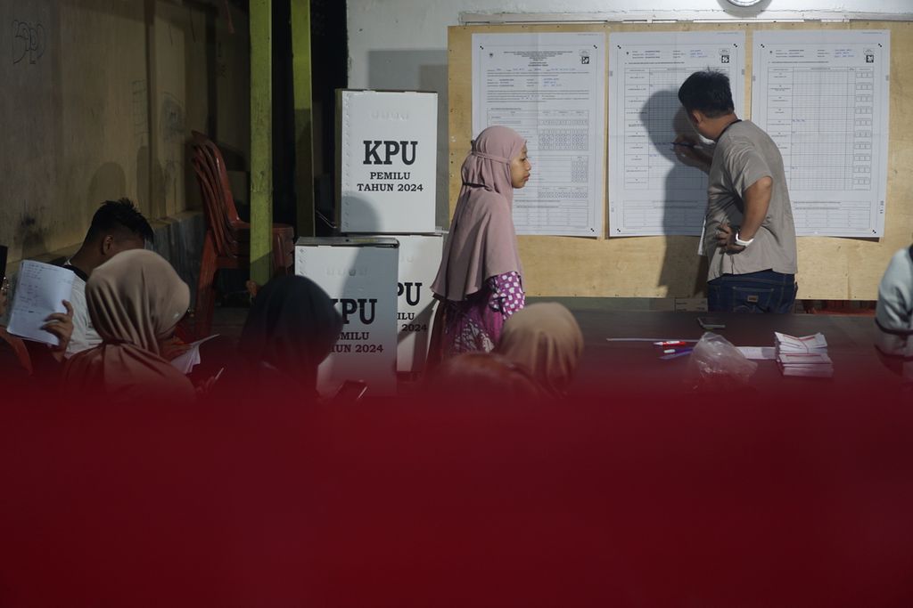 Suasana penghitungan surat suara di TPS 20 RT 20 Kelurahan Margo Mulyo, Kecamatan Balikpapan Barat, Kota Balikpapan, Kalimantan Timur, sekitar pukul 19.00 Wita, Rabu (14/2/2024).