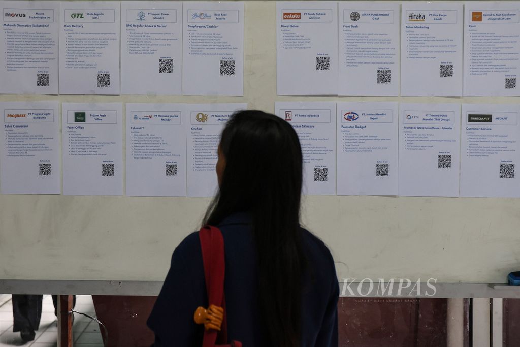 Seorang pencari kerja melihat sejumlah poster lowongan pekerjaan di acara Job Fair di Universitas Tama Jagakarsa, Jakarta Selatan, Kamis (25/4/2024).  