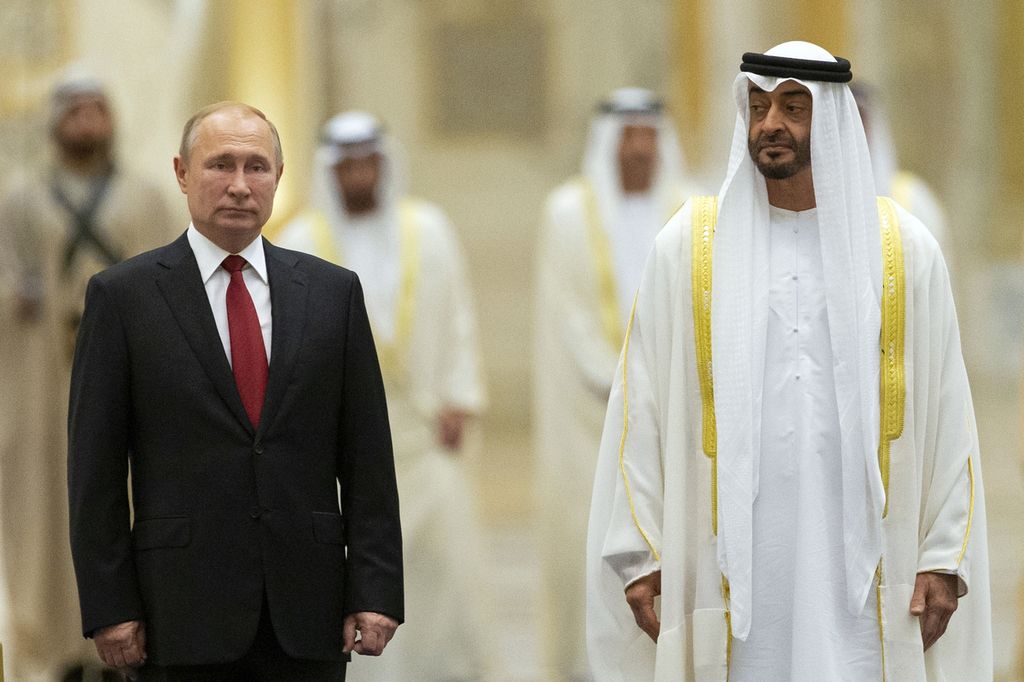 Presiden Rusia Vladimir Putin (kiri) dan Putra Mahkota Uni Emirat Arab Mohamed bin Zayed al-Nahyan menghadiri upacara penyambutan kedatangan di Abu Dhabi, United Arab Emirates, 15 Oktober 2019. Uni Emirat Arab abstain dalam pemungutan suara resolusi PBB untuk mengecam invasi Rusia ke Ukraina. 