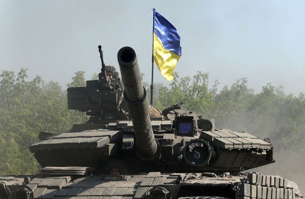 Pasukan Ukraina mengendarai tank di sebuah jalan di wilayah Donbas, Ukraina timur, 21 Juni 2022. Tanggal 24 Februari 2023 menandai tepat setahun invasi Rusia ke Ukraina, yang disebut Moskwa sebagai operasi militer khusus. 