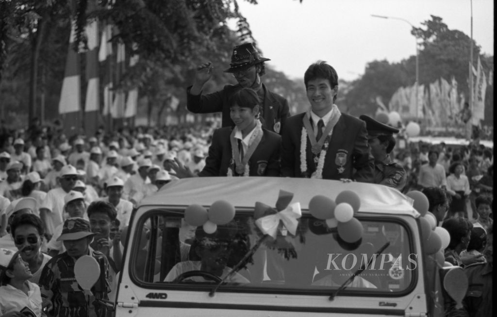 Penyambutan Alan Budikusuma dan Susi Susanti, peraih medali emas di Olimpiade Barcelona. Masyarakat ibukota Rabu turun ke jalan, menyambut dua pahlawan bulu tangkis tersebut, kemudian mereka diarak jip terbuka melintasi jalan protokol dari Senayan menuju Ancol pada 12 Agustus 1992.