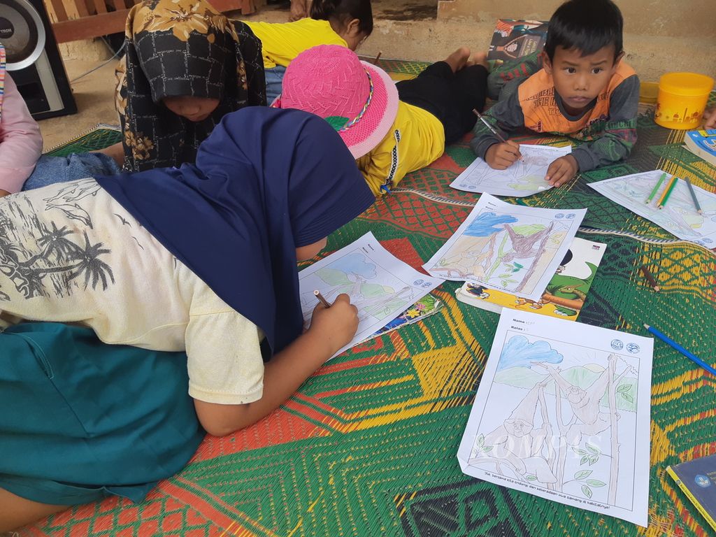 Anak-anak mewarnai di Rumah Baca Jalosi Sanak Negeri yang berada di Kabupaten Tanggamus, Lampung, Minggu (17/9/2023).