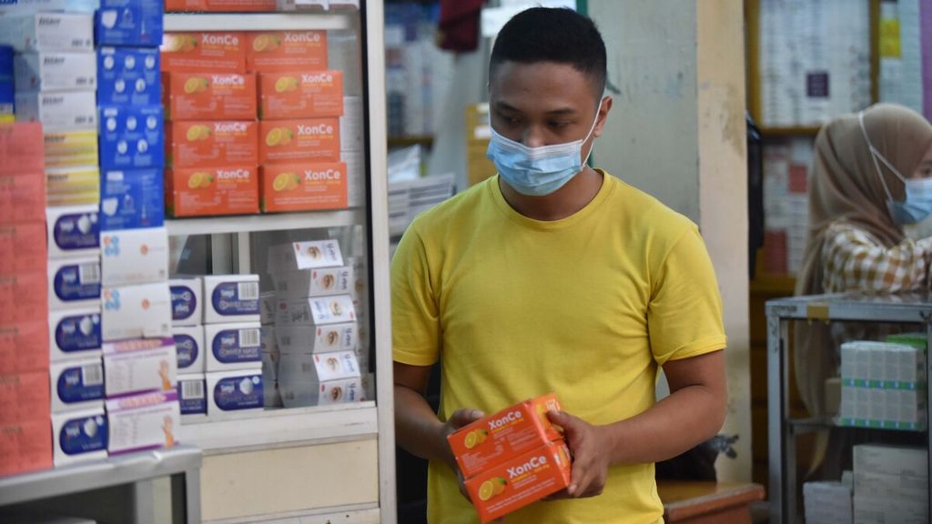 Pedagang obat menata dagangan di Pasar Pramuka, Matraman, Jakarta Timur, pada 7 Juli 2021. Saat varian Delta melonjak di Indonesia pada Juli 2021, sejumlah obat yang berkhasiat membantu penyembuhan pasien Covid-19 di Pasar Pramuka ludes diserbu pembeli. 