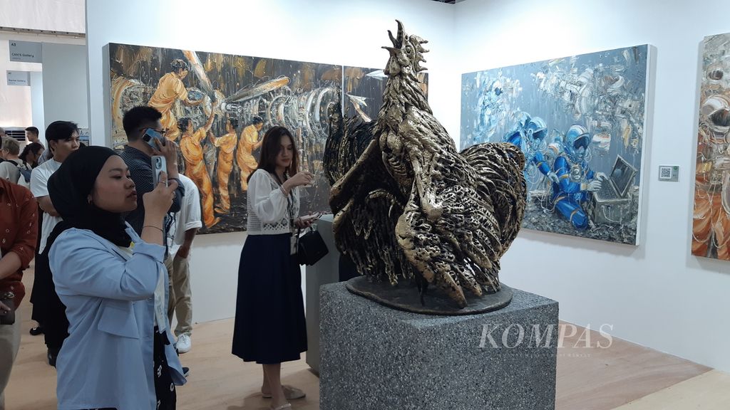 The rooster statue created by Nyoman Nuarta is showcased in the Art Jakarta Gardens exhibition at Hutan Kota by Plataran, Gelora Bung Karno, Jakarta. The exhibition runs from April 22-28, 2024.