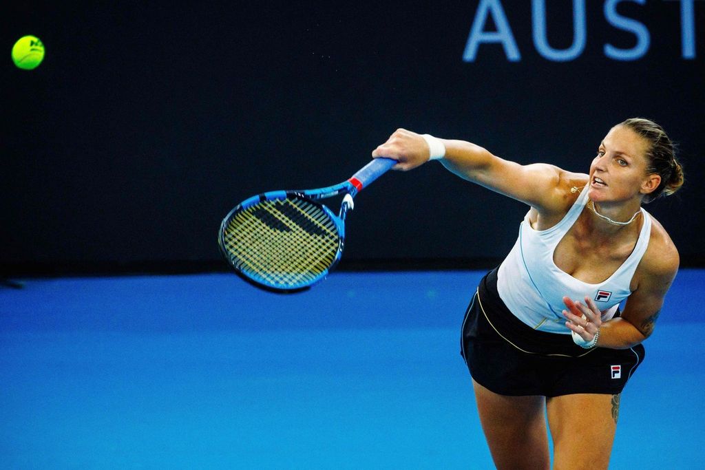 Karolina Pliskova melakukan servis saat bertanding melawan Naomi Osaka di turnamen Brisbane International, Brisbane, Australia, Rabu (3/1/2024). 