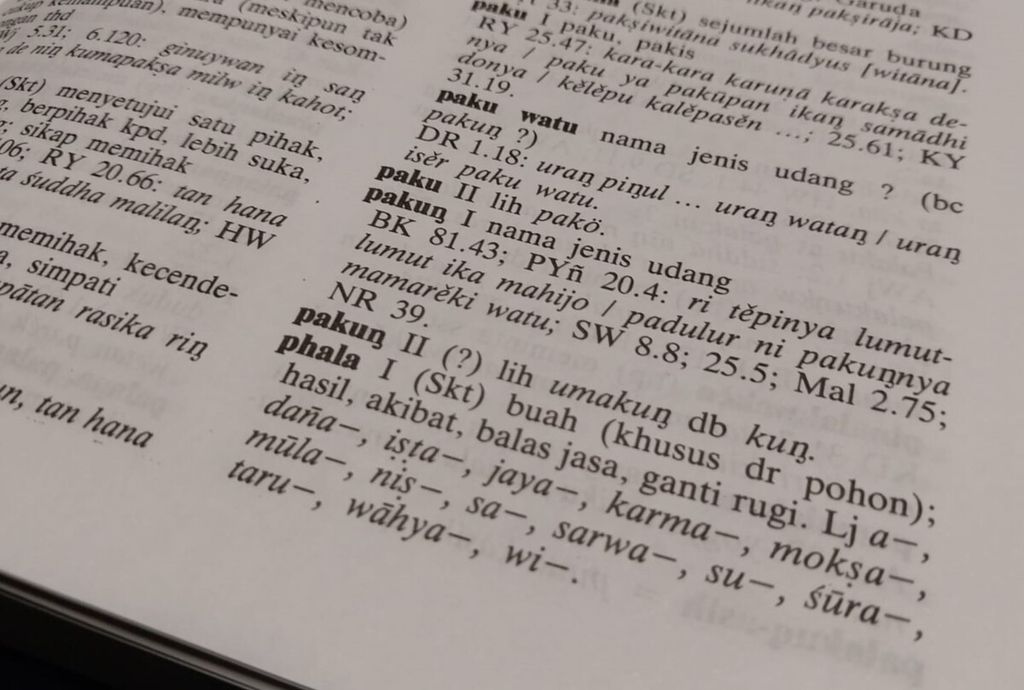 Kata <i>phala I </i>dalam <i>Kamus Jawa Kuna-Indonesia </i>terbitan Gramedia Pustaka Utama (1982) dinyatakan berasal dari bahasa Sanskerta. Selain bermakna ’buah (khusus dari pohon)’, juga bermakna ’hasil, akibat, balas jasa, ganti rugi’.
