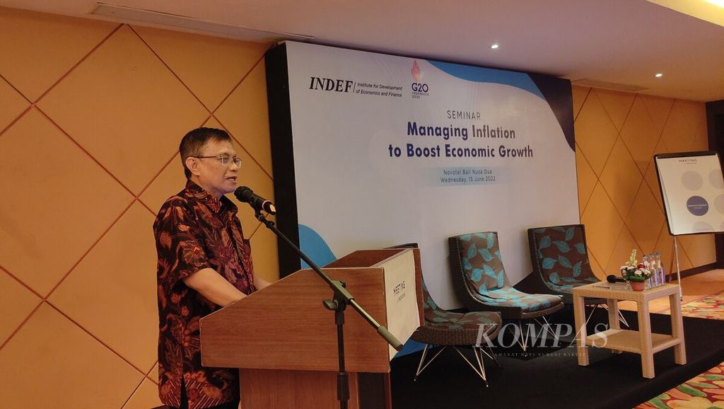 Pendiri Indef dan ekonom senior Didik J Rachbini memberikan sambutan pembuka seminar bertajuk Managing Inflation to Boost Economic Growth, yang diselenggarakan Indef di Nusa Dua, Badung, Bali, Rabu (15/6/2022).