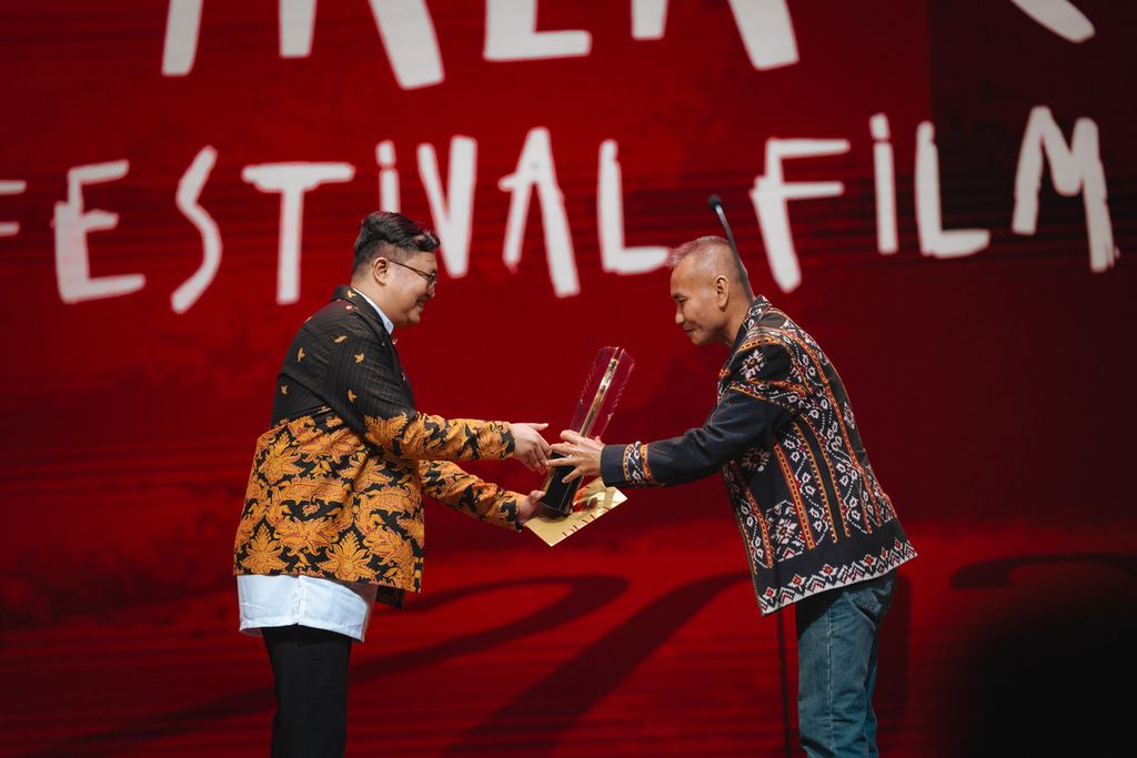 Sutradara Jeremias Nyangoen (kanan) meraih Piala Citra Festival Film Indonesia 2023 kategori Sutradara Terbaik dalam film<i> Women from Rote Island </i>di Ciputra Artpreneur, Jakarta Selatan, Selasa (14/11/2023).