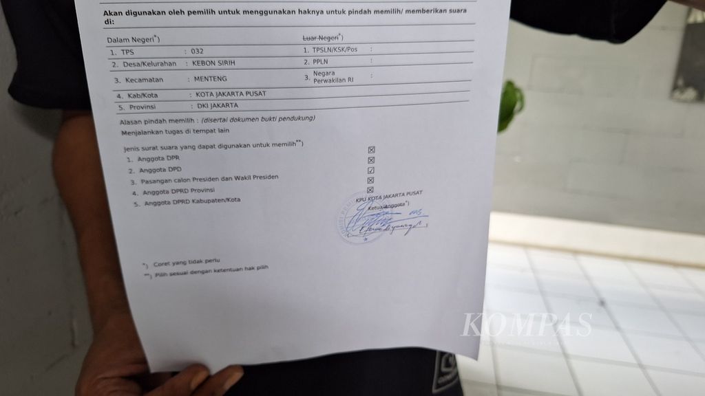 Surat pemberitahuan daftar pemilih tambahan milik warga yang telah mengurus pindah memilih ke Jakarta Pusat, Selasa (13/2/2024).