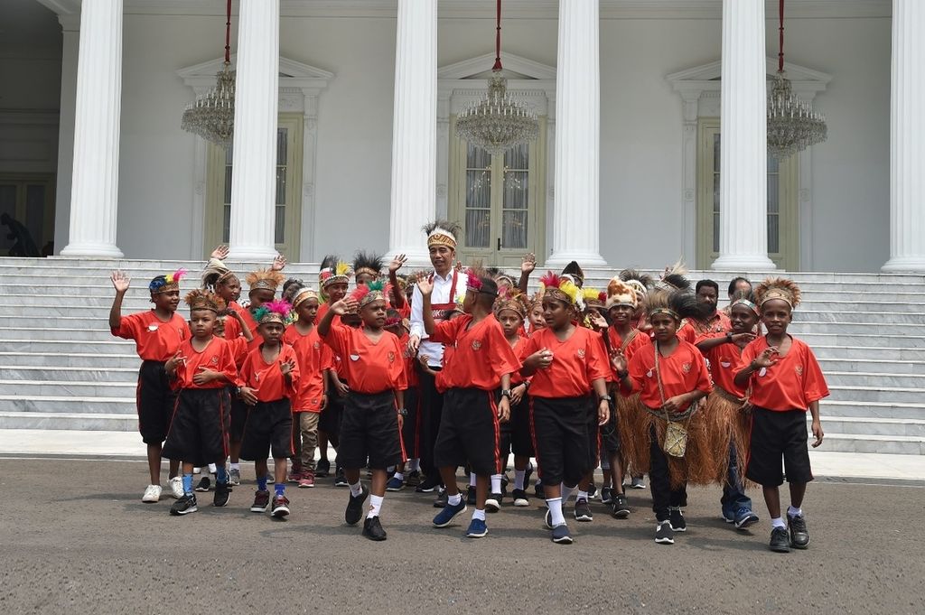 Presiden Joko Widodo menerima 30 siswa perwakilan sekolah dasar Kabupaten Jayapura dan Asmat, Provinsi Papua, di Istana Merdeka, Jakarta, 11 Oktober 2019. Presiden Jokowi mewujudkan janjinya untuk mengundang sejumlah anak-anak asal Papua berkunjung ke Jakarta.
