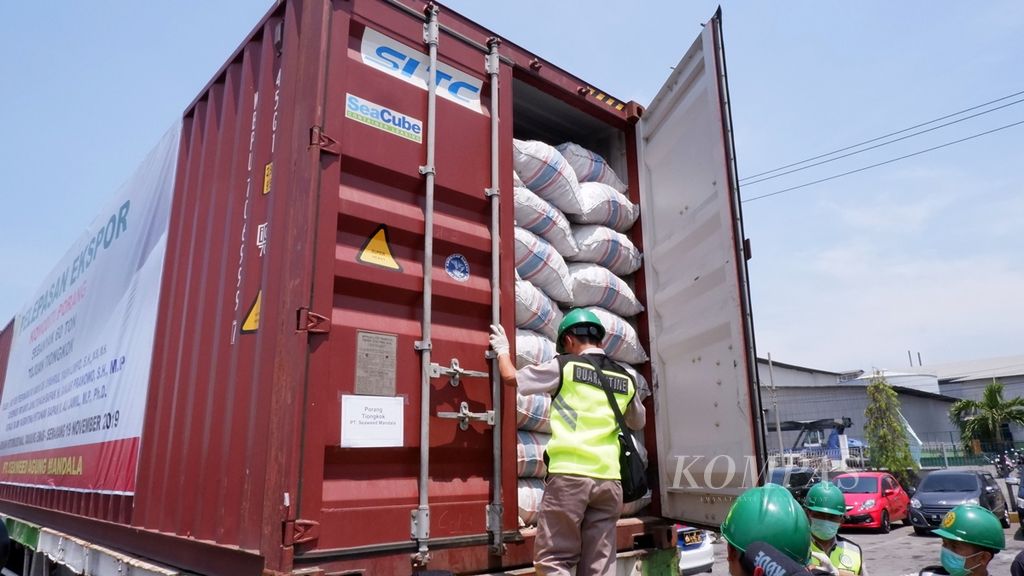 Petugas membuka kontainer berisi komoditas porang pada pelepasan ekspor produk pertanian di Pelabuhan Tanjung Emas, Kota Semarang, Jawa Tengah, Selasa (19/11/2019).