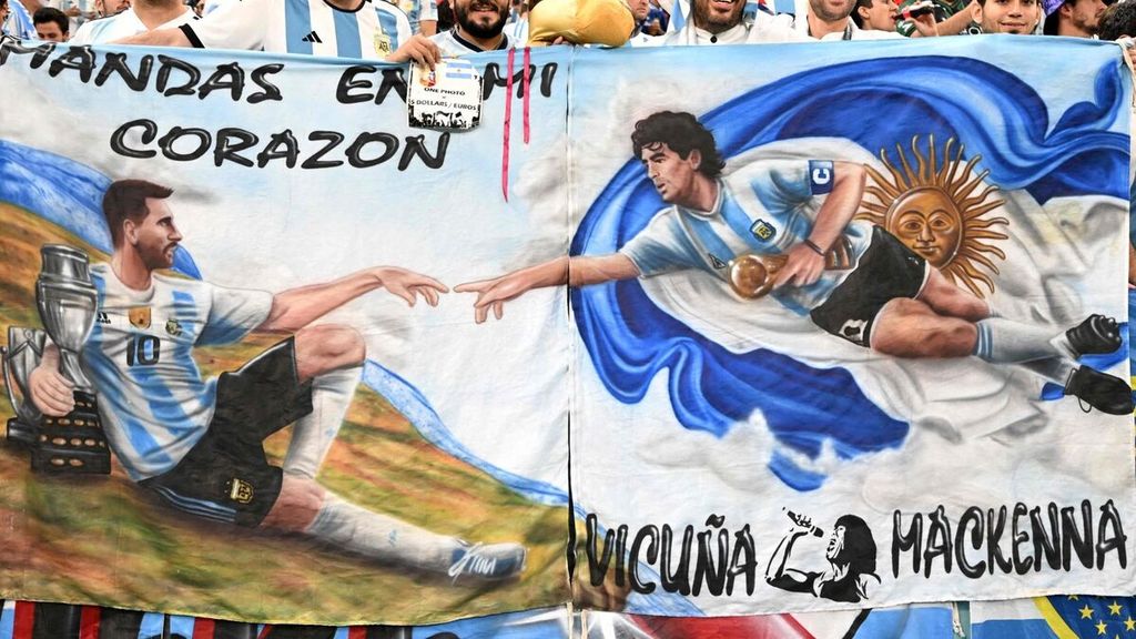 Suporter Argentina membentangkan spanduk bergambar legenda Diego Maradona dan kapten Argentina Lionel Messi sebelum laga perempat final Piala Dunia Qatar 2022 antara tim ”Tango” dan Belanda.