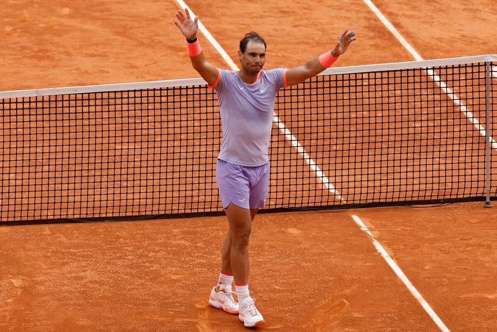 Petenis Spanyol, Rafael Nadal, merayakan kemenangan atas petenis Argentina, Pedro Cachin, pada babak ketiga ATP Masters 1000 di Caja Magica, Madrid, Senin (29/4/2024).
