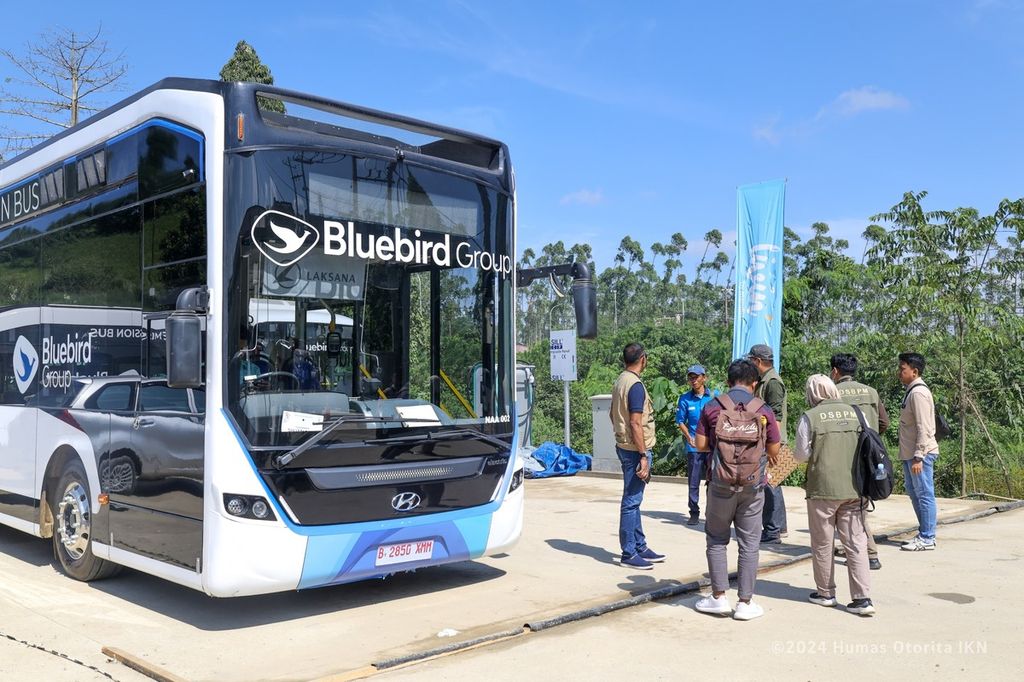 Warga bisa mengunjungi IKN dengan menggunakan bus listrik mulai 16 September. Pengunjung menanti di titik kumpul, yakni di <i>rest area</i>/Simpang Trunen (samping RS Hermina) dan kemudian menuju Plaza Seremoni dengan bus listrik ini. Namun, sebelum berkunjung, warga harus mendapatkan tiket melalui aplikasi IKNOW.