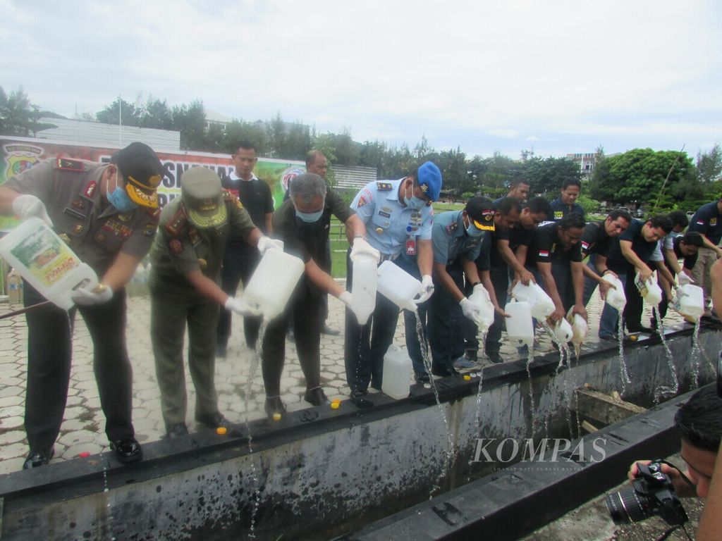 Pemusnahan arak (sopi atau moke) di Markas Polda NTT, Februari 2018. Saat itu minuman keras ini dilarang beredar di masyarakat. 