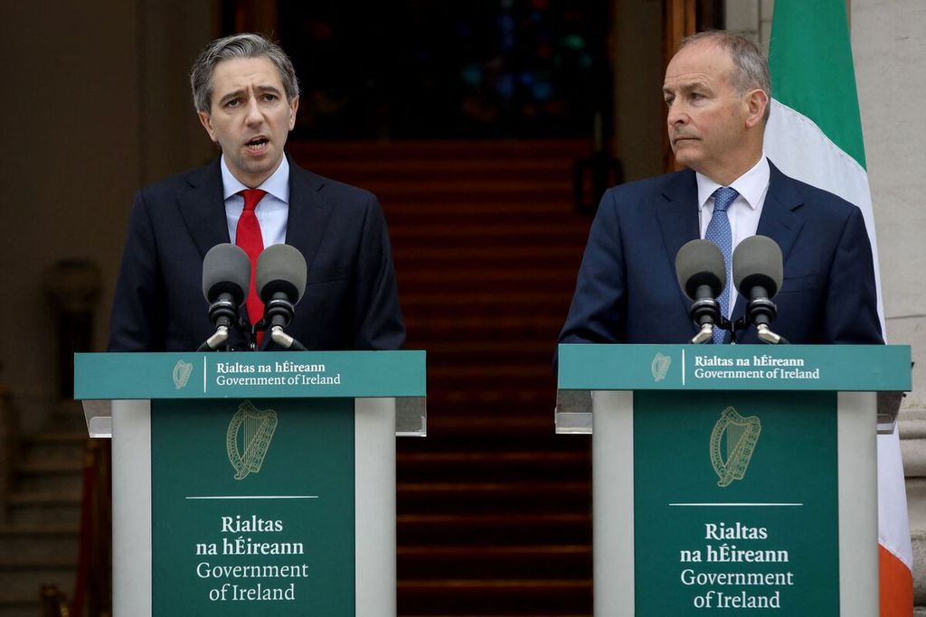 Perdana Menteri Irlandia  Simon Harris (kiri) dan Menteri Luar Negeri Michel Martin mengumumkan pengakuan Irlandia pada Palestina, Rabu (22/5/2024), di Dublin.
