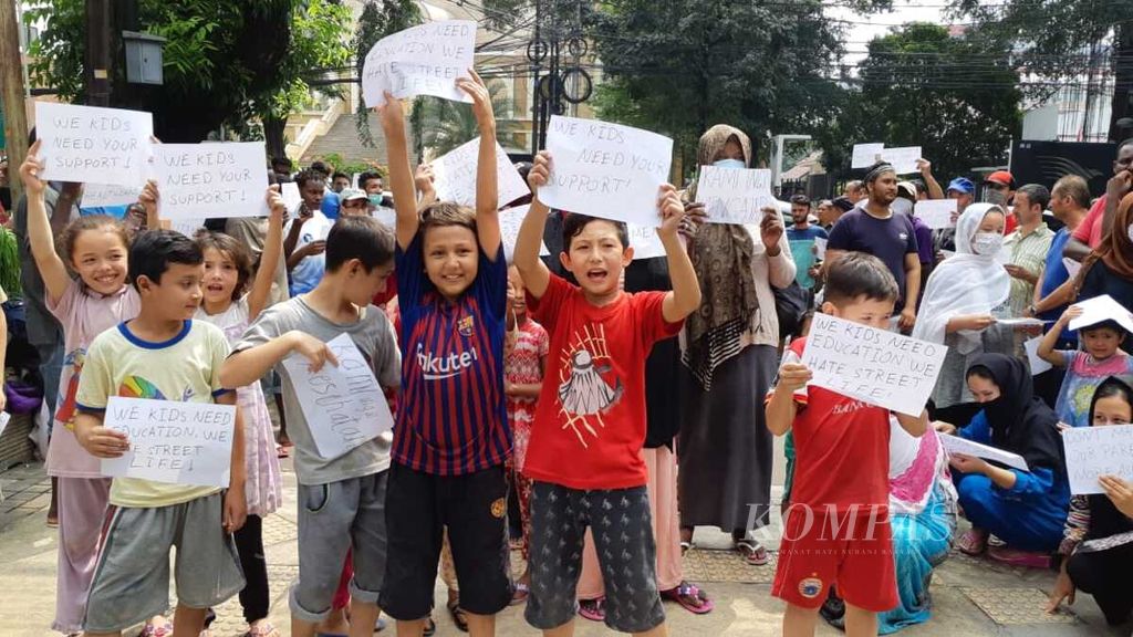 Anak-anak pengungsi meminta Komisi Tinggi Perserikatan Bangsa-Bangsa untuk Urusan Pengungsi (UNHCR) segera memperhatikan nasib mereka, Selasa (9/7/2019). Sudah hampir dua pekan pengungsi tinggal di trotoar sekitar kantor UNHCR.