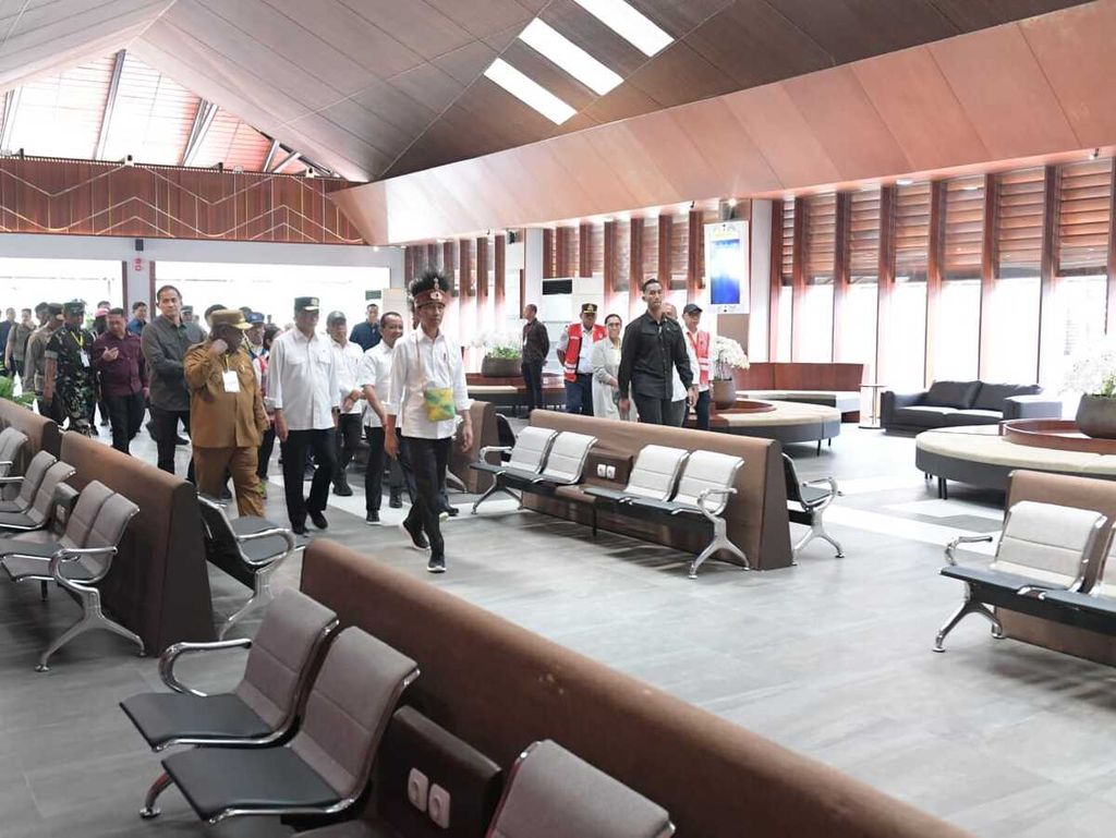 Presiden Joko Widodo meninjau terminal Bandar Udara Siboru, Kabupaten Fakfak, Papua Barat, Kamis (23/11/2023). 