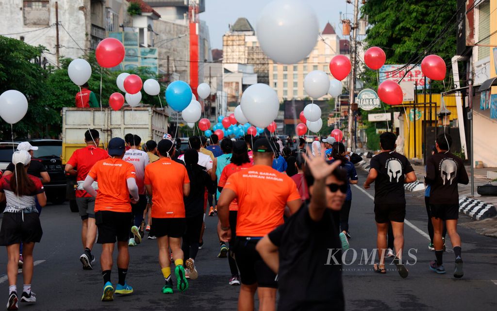 Para pelari dari sejumlah komunitas lari memeriahkan lari bersama dalam rangka peluncuran lomba Semarang 10K di Kota Semarang, Jawa Tengah, Minggu (16/10/2022). 