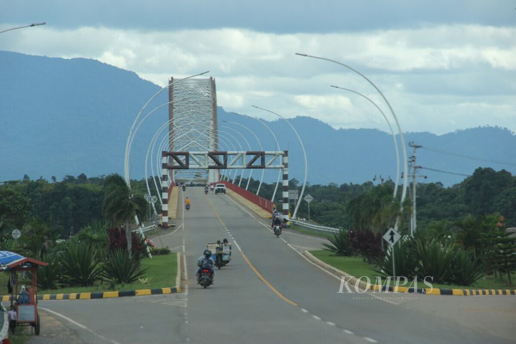 Situasi di Jembatan Tayan di Kabupaten Sanggau, Kalimantan Barat, Minggu (12/12/2021).