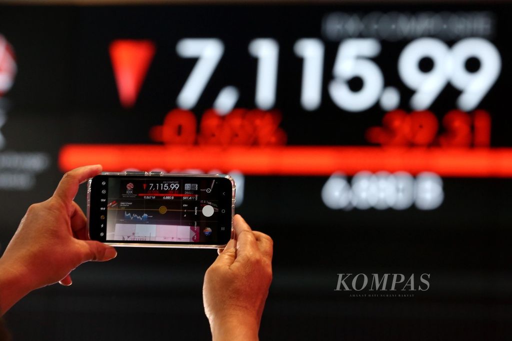 Investor merekam Pergerakan Indeks Harga Saham Gabungan (IHSG) yang terpantau dari monitor di Bursa Efek Indonesia di Jakarta, Jumat (26/4/2024). 