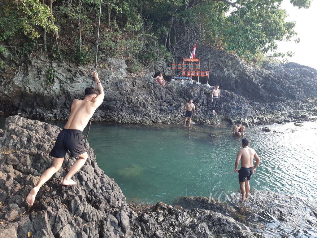 Sejumlah wisatawan menikmati kesegaran kolam air asin alami atau dikenal dengan sebutan ”Green Canyon” di kawasan Pantai Minang Rua, di Desa Wisata Kelawi, Kecamatan Bakauheni, Kabupaten Lampung Selatan, Lampung, Rabu (23/8/2023) sore.