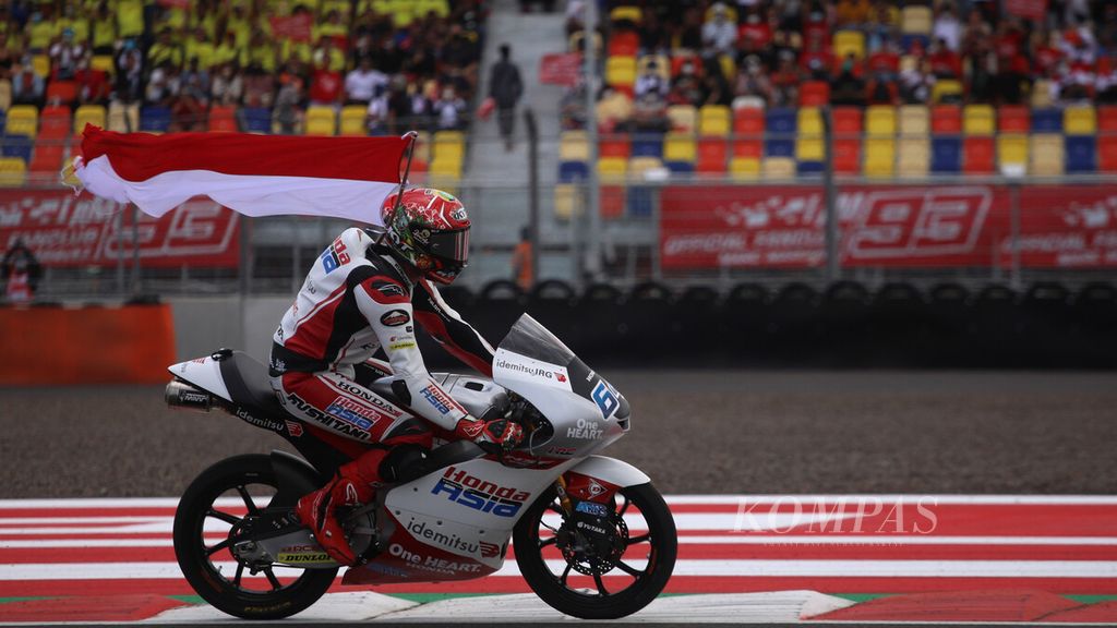 Mario Suryo Aji, pebalap Moto3 Honda Team Asia, meraih posisi finis ke-14 dalam ajang Pertamina Grand Prix of Indonesia di Sirkuit Internasional Pertamina Mandalika, Lombok Tengah, NTB, Minggu (20/3/2022). 