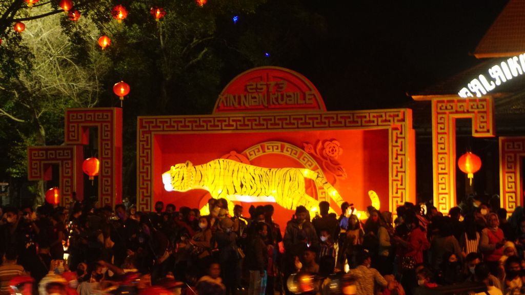 Lampion berupa Shio Macan yang dipasang di kompleks Balai Kota Surakarta, Jawa Tengah, Minggu (30/1/2022). Keberadaan lampion tersebut menarik minat masyarakat untuk berkunjung. Pemasangan lampion guna memeriahkan perayaan Imlek di kota tersebut. 