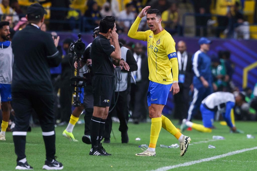 Penyerang Al Nassr, Cristiano Ronaldo, memprotes keputusan wasit pada laga kedua perempat final Liga Champions Asia melawan Al Ain, Selasa (12/3/2024) dini hari WIB. 