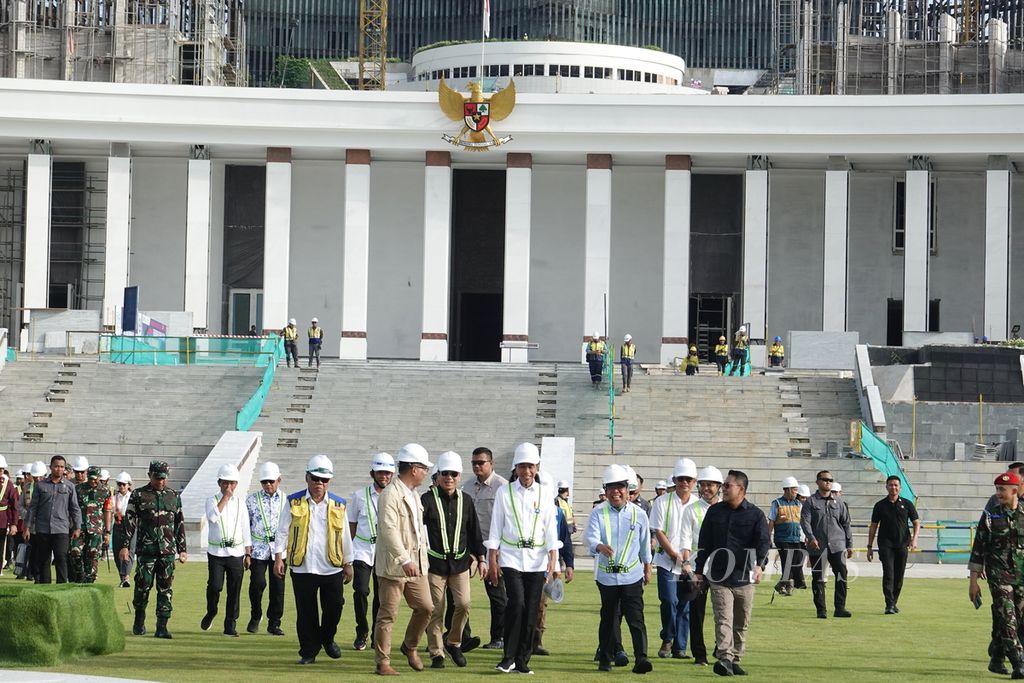 Presiden Joko Widodo dan rombongan meninjau area istana presiden di Ibu Kota Nusantara, Kalimantan Timur, Rabu (5/6/2024).