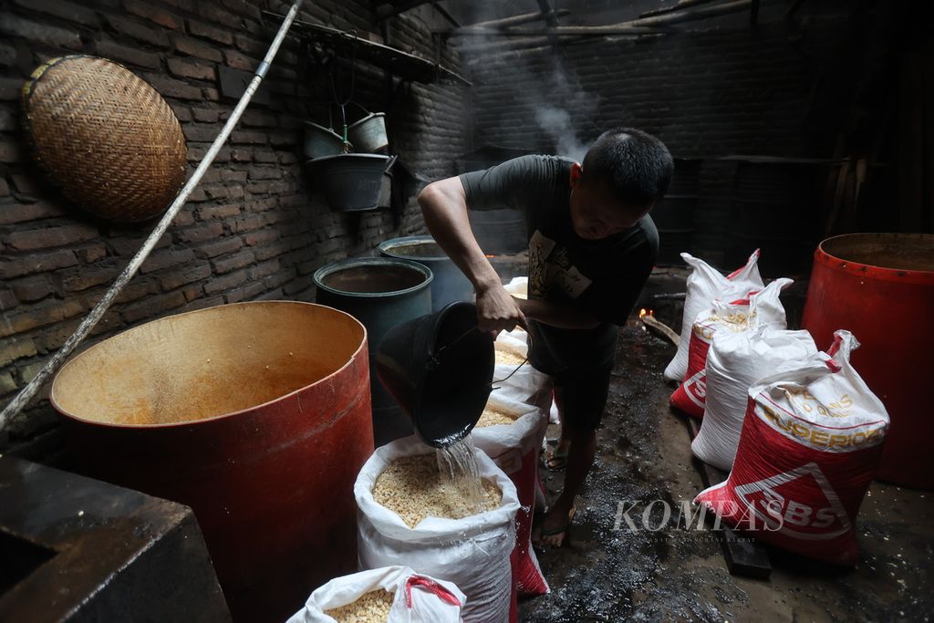 Pekerja menggunakan air panas untuk mengolah kedelai menjadi tempe di industri tempe Murni, Kabupaten Sleman, DI Yogyakarta, Kamis (2/10/2023).