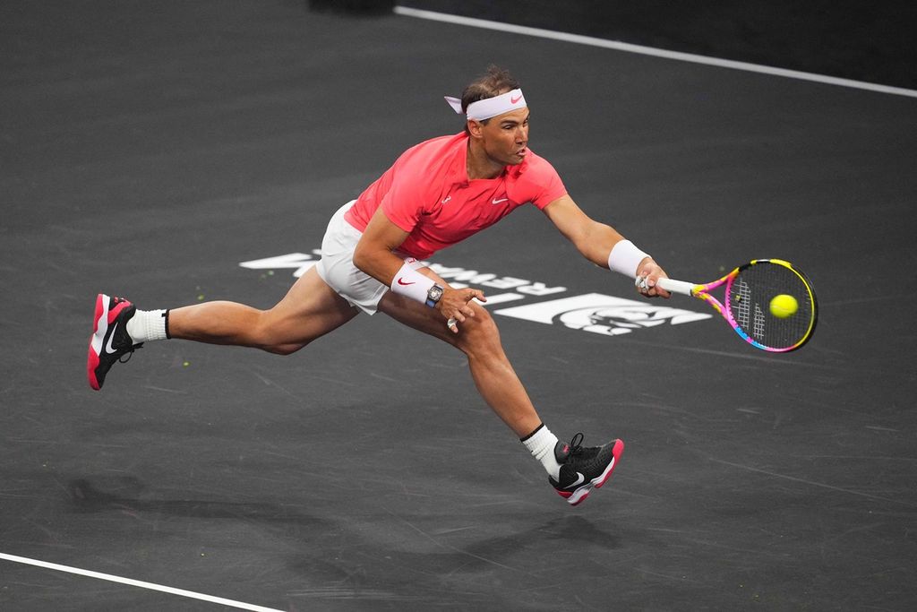 Petenis Rafael Nadal beraksi dalam turnamen ekshibisi Netflix Slam di Michelob Ultra Arena, Las Vegas, AS, MInggu (3/3/2024). Nadal batal bersaing dalam turnamen ATP Masters 1000 Indian Wells, 6-17 Maret 2024. 