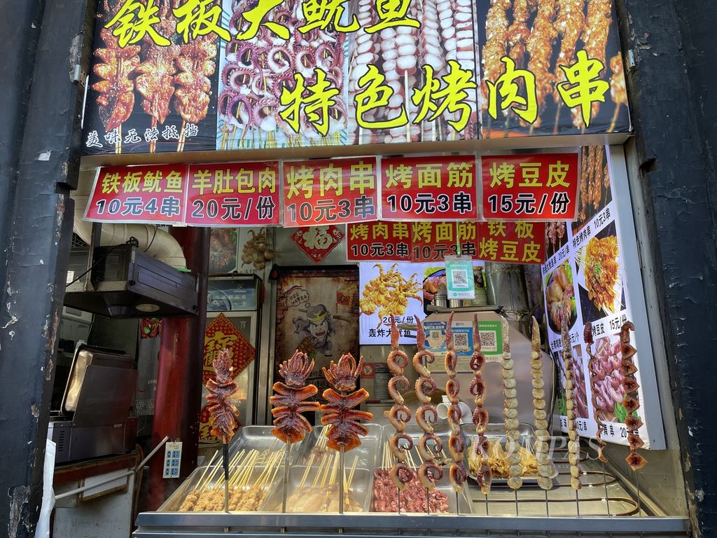 Di sepanjang jalan utama kota kuno Pingyao, Provinsi Shanxi, China, banyak penjual camilan atau jajanan unik, seperti cumi-cumi berukuran besar. Foto diambil pada 20 Oktober 2023.